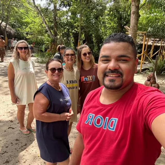 Motorista e viajantes em um passeio, foto real publicada pela Transfer YS