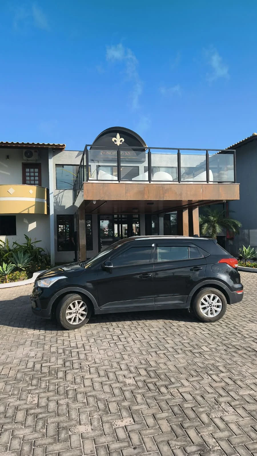 SUV preto da Transfer YS em frente à hospedagem Príncipe do Mutá